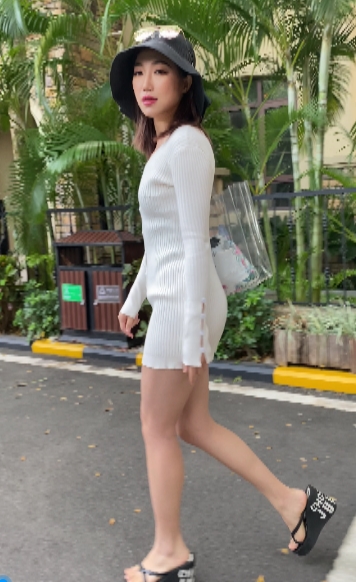 户外拍摄-高叉泳装长腿翘臀小姐姐