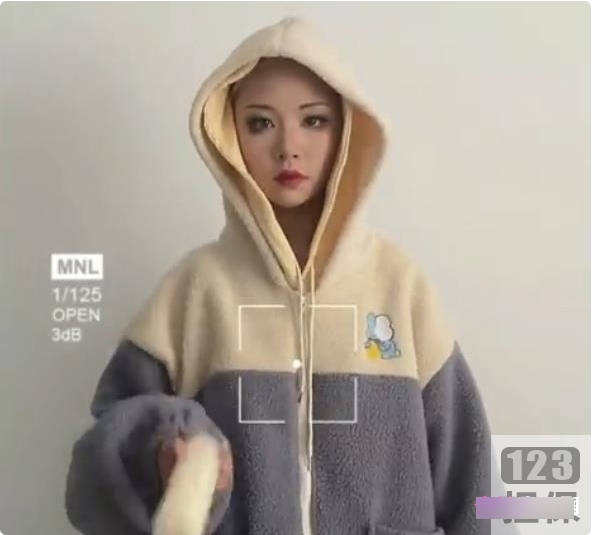 某推妹妹光剑变装加某推刘畊宏跳舞女孩