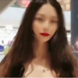 乐多社极品反差成熟女神（Exhib），在商场做出吃瓜行为被监控拍下【39V-347M】