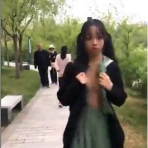 B站甜妹（浆果儿）吃瓜行为曝光，衣不蔽体走在公园引人围观
