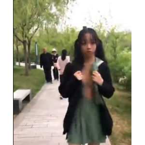 B站甜妹（浆果儿）吃瓜行为曝光，衣不蔽体走在公园引人围观