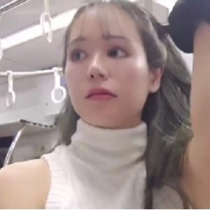 揭秘-高颜值腐女户外诱惑陌生男子，在公厕内展开吮吸雨露[1V+732MB]