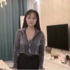 快手气质舞娘（穿云音）经典热舞，低领衬衣展现饱满身材