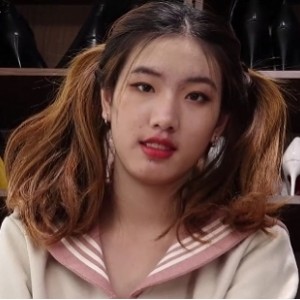 足系列女神Ayan的超短裙和双马尾，配上棉袜和裸足，是你踏入足系列世界的第一步