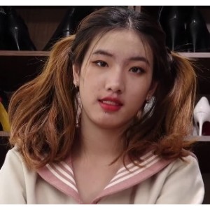 足系列女神Ayan的超短裙和双马尾，配上棉袜和裸足，是你踏入足系列世界的第一步