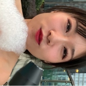 盛夏时尚红色比基尼，展现丰满身材和迷人美腿