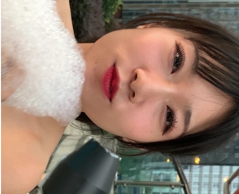 盛夏时尚红色比基尼，展现丰满身材和迷人美腿