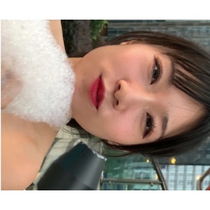 盛夏时尚红色比基尼，展现丰满身材和迷人美腿