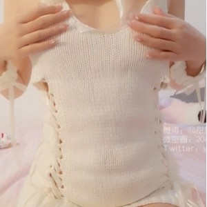 魅惑的白色毛衣