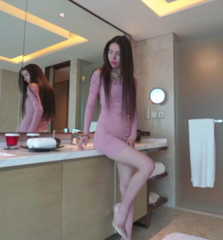 《果哥私拍美模有尺度全高清合集，限量铂金版！》