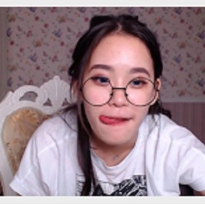 热门推荐超敏感可爱镜娘视频1.27G，清纯学生妹远程遥控震动，人气爆棚！