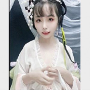 喵小吉COS自拍作品展示，露脸娇小可人，痔疮惊艳进步，限时观看