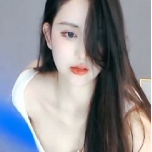 斗鱼/虎牙人气小仙女苏樱直播间：浮力视频，高颜值肤白大长腿纤细！