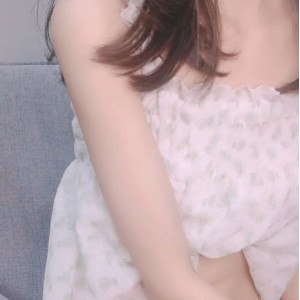 “清纯校花级00后怡崽打瞌睡展示Q弹蜜桃臀，精致小仙女筷子般美臀，视频1V+864M”