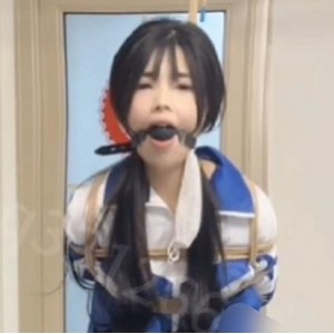 校花SM自拍1V1露脸火爆身材，小芳火爆下水道绑缚视频