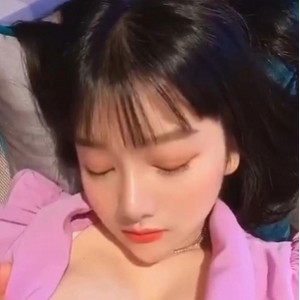 福利姬抖音复出小尤奈最新合集多V12G，监禁后裸COS爆红广州漫展