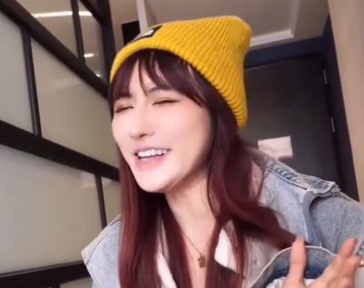 道具秀费爵娜火爆回归最新合集1V700M，作品自拍，时长21分钟