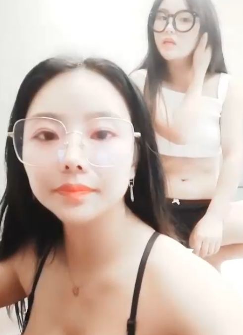 转载百度盘高颜值苏妲己户外勾引合集41V25G，精彩自拍！