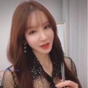 秀人模特周于希自拍作品小合集18V522M，真实生活展现