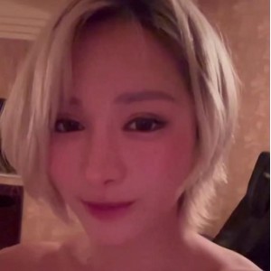 岛国RirisuAmano自拍合集超美颜值44V2.1G，手套S形棒棒糖