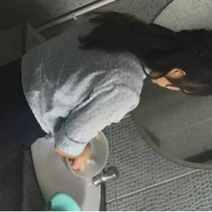 单位厕拍合集两部拖鞋妹近距特写400M流口水版