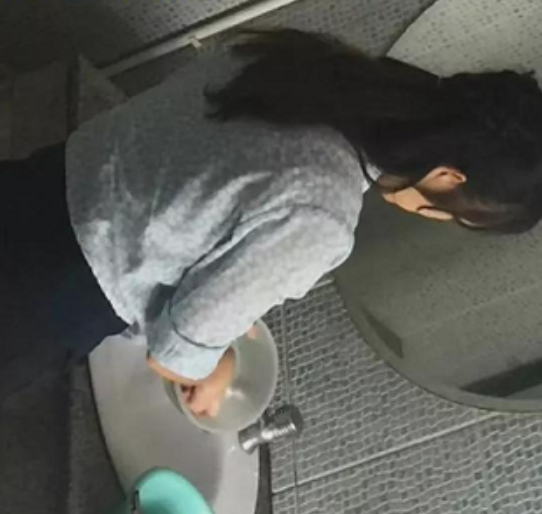 单位厕拍合集两部拖鞋妹近距特写400M流口水版