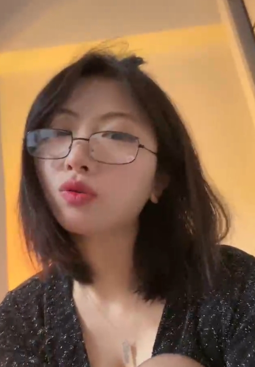 套路直播美知瑠香水黑丝单人直播1V御姐美腿太顶了