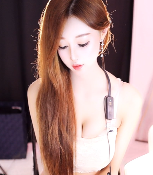 CC小初热舞自嗨合集6部2.33G太会扭了